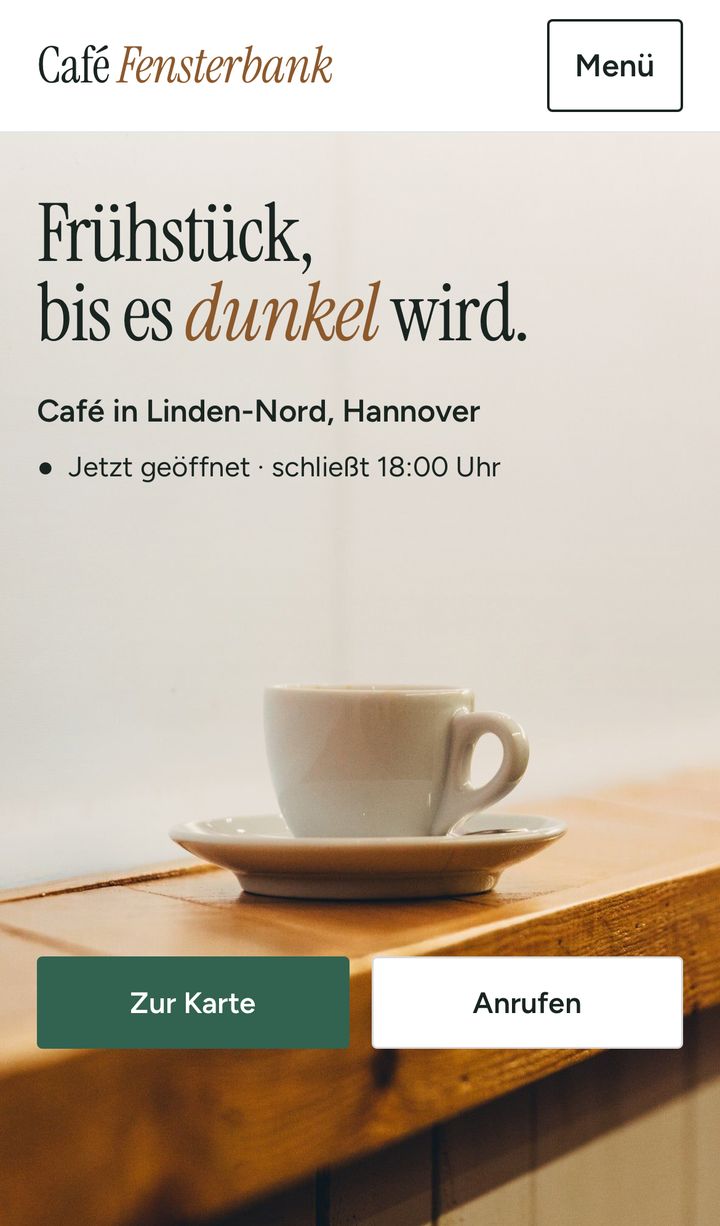 Startseite des Beispiels Café Fensterbank am Handy mit einer Tasse auf einem Holzbrett